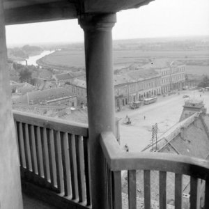Baja, Szentháromság tér a Városháza mögötti Ferences templom tornyából- 1955 (Forrás: Fortepan)
